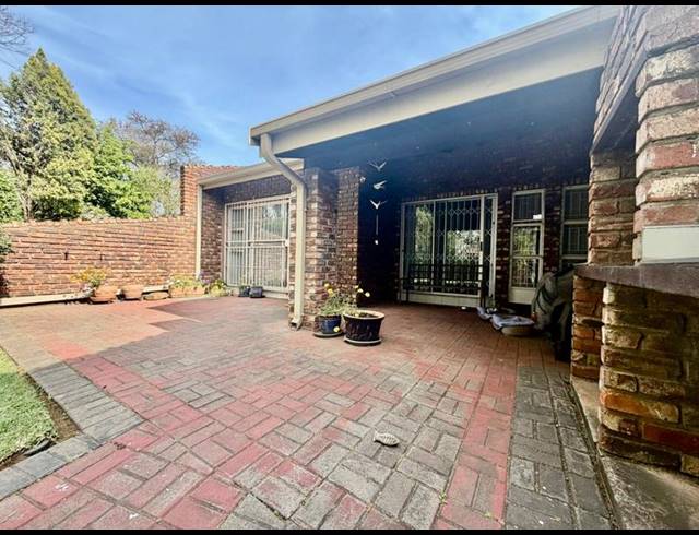 2 BEDROOM TOWNHOUSE FOR SALE IN FLORA GARDENS
